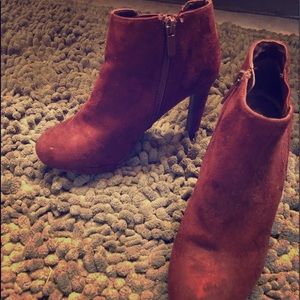 Heel booties maroon suede